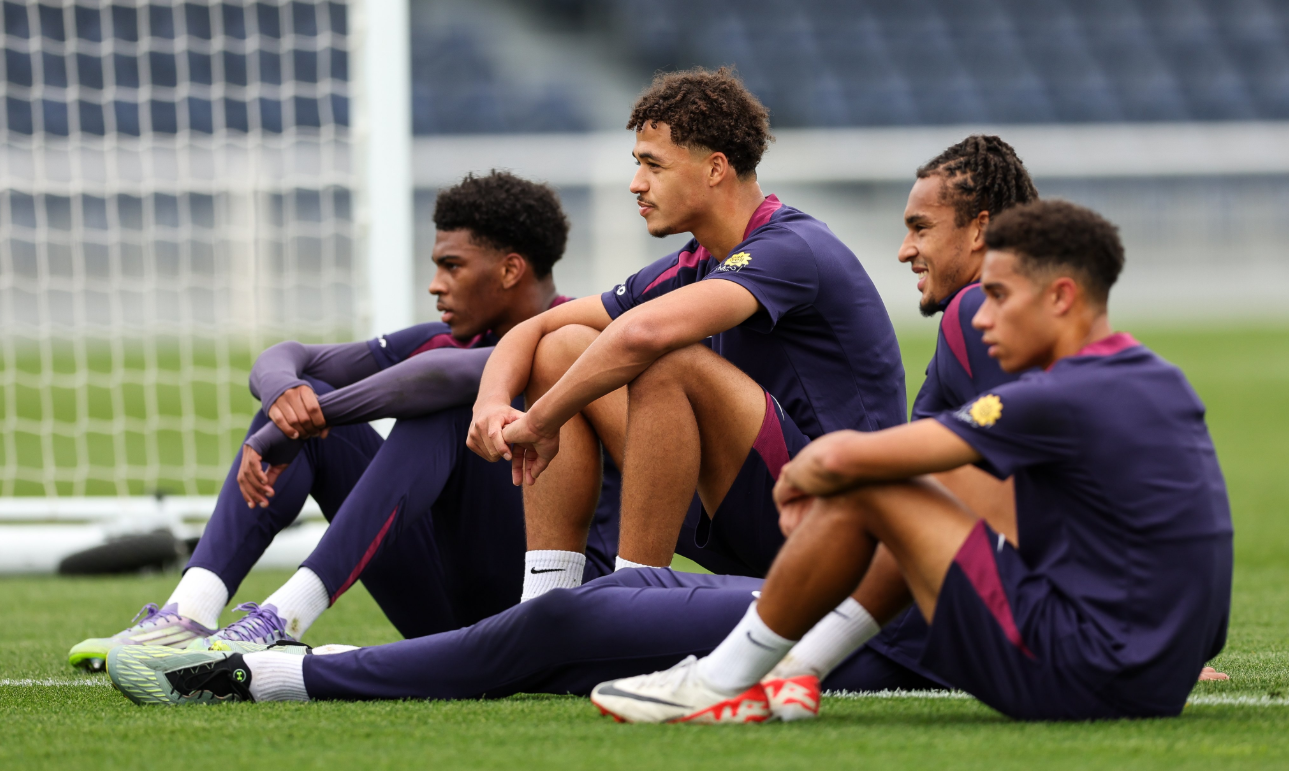 英国队史无前例地晋级四强，球迷心潮澎湃(英国四个球队哪个最厉害)