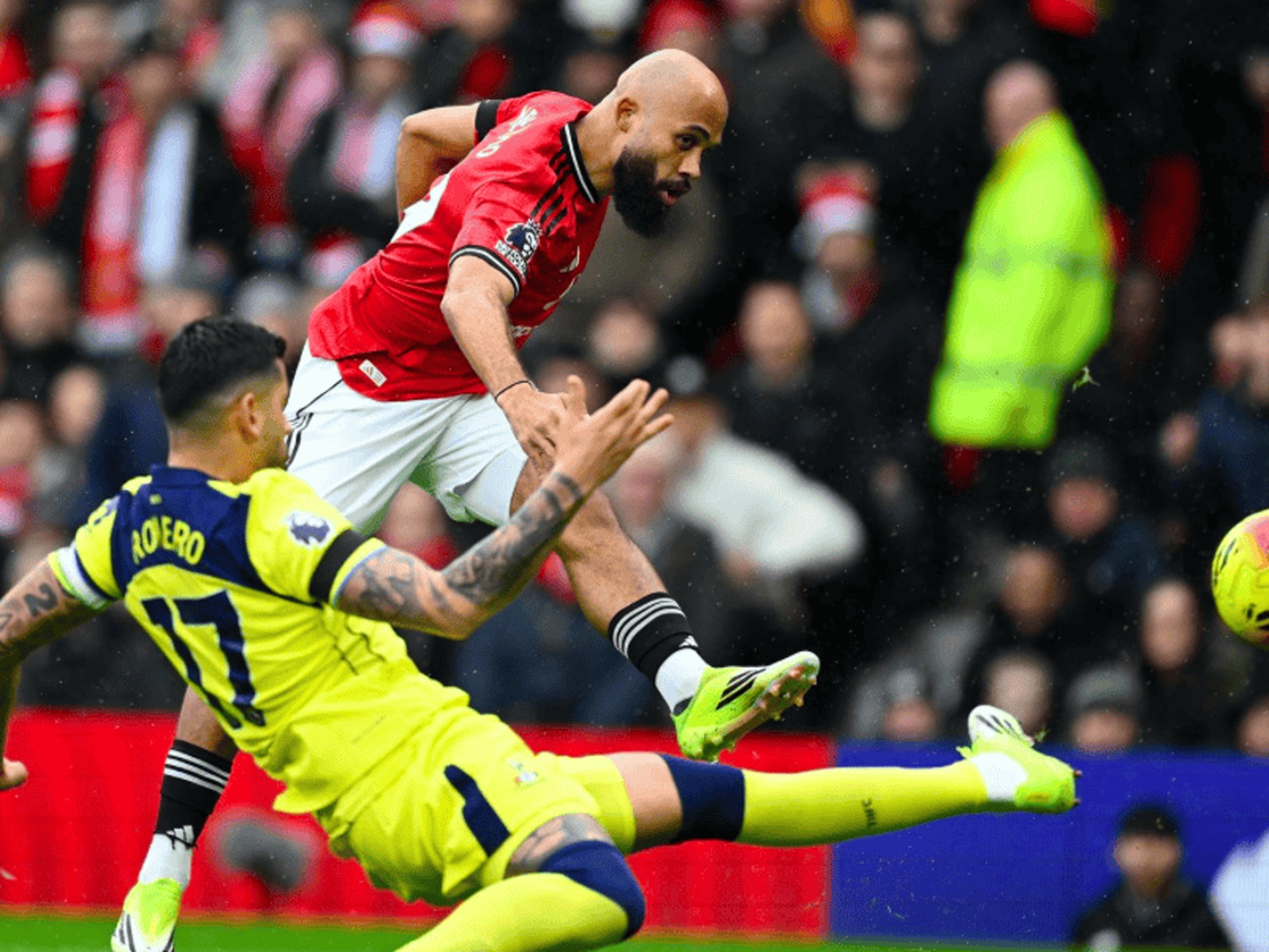 英国队史无前例地晋级四强，球迷心潮澎湃(英国四个球队哪个最厉害)