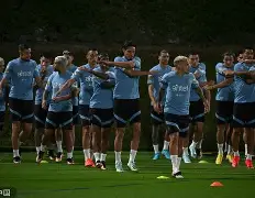 乌拉圭前锋荣膺亚洲足球颁奖典礼(乌拉圭男足主帅)